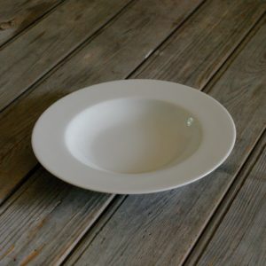 idée de support en porcelaine assiette creuse bords plats