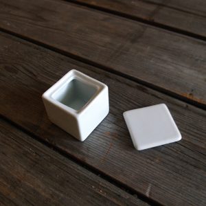 idée de support en porcelaine petite boîte carrée