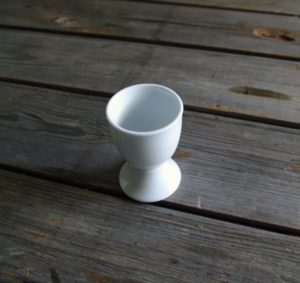  idée de support en porcelaine coquetier avec pied