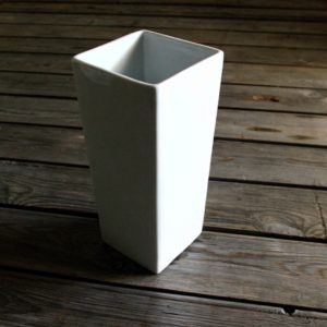 idée de support en porcelaine vase forme carrée