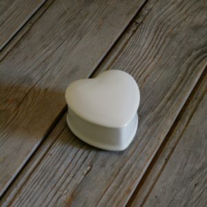 idée de support en porcelaine petite boîte en forme de coeur